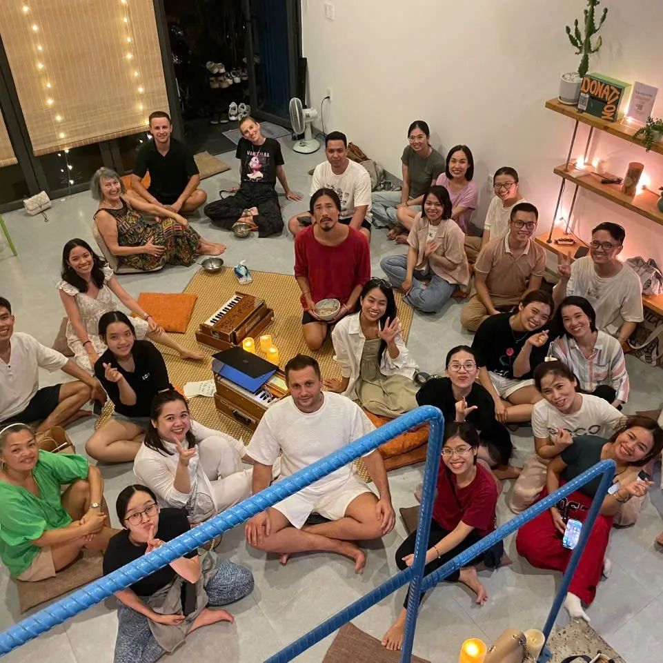 The group crowded together for a photograph after a session, everyone laughing.