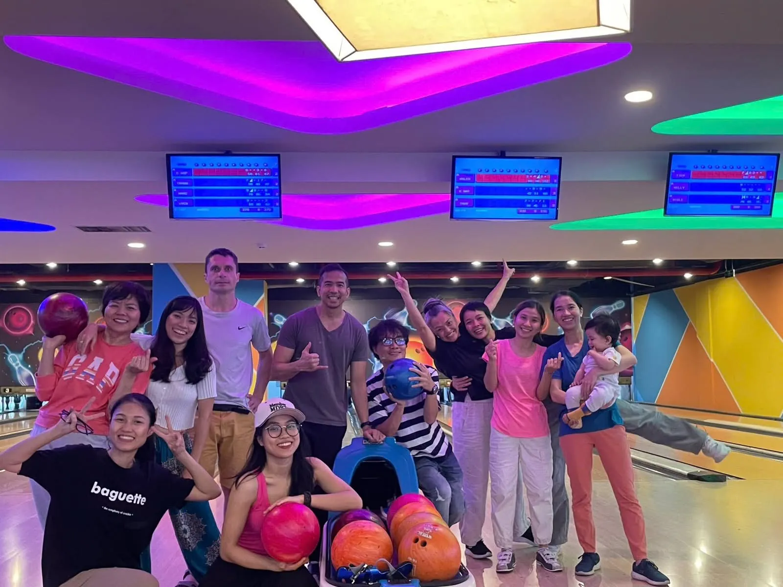 Một nhóm bạn cười đùa với bóng bowling.