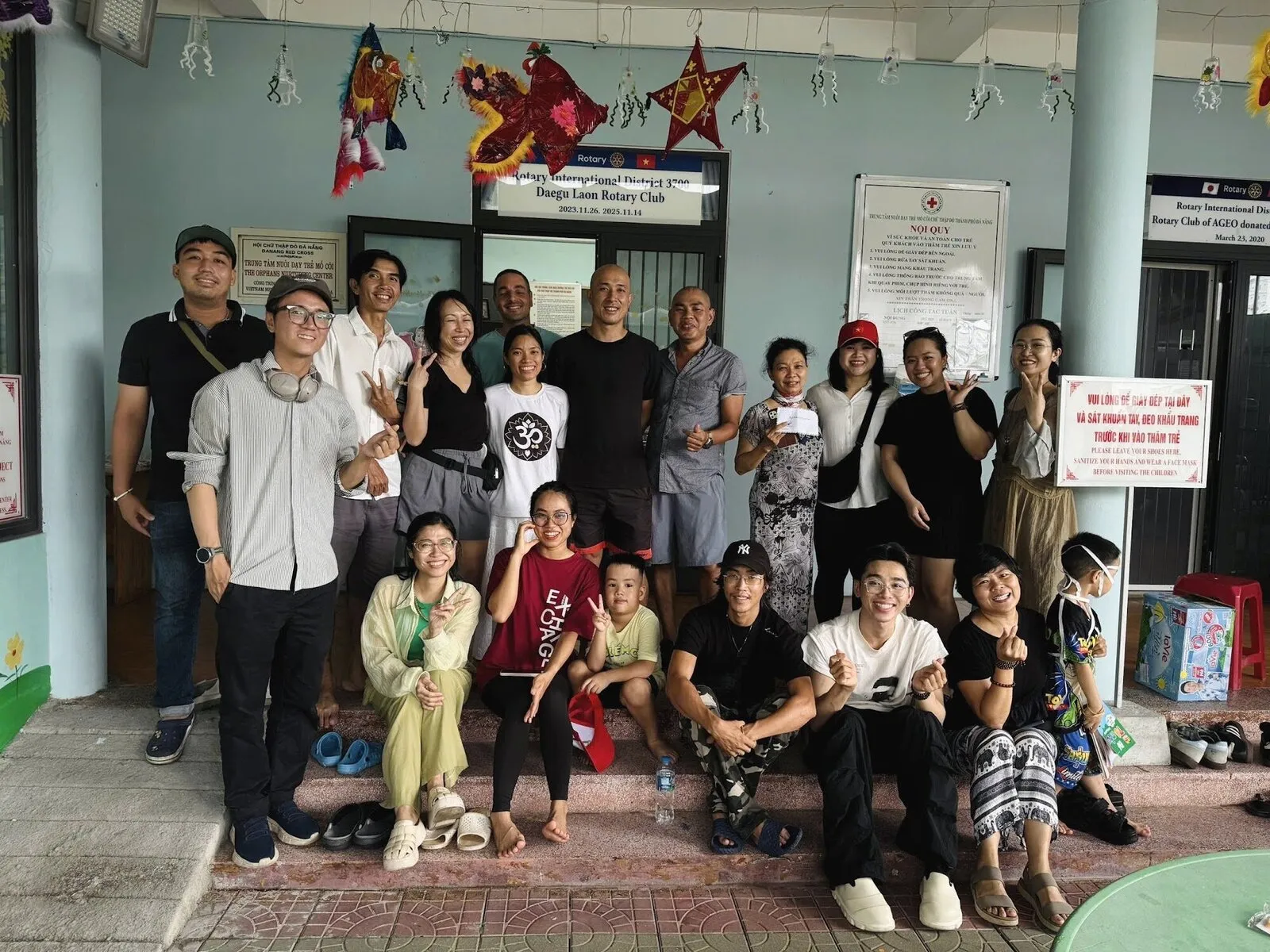 Một nhóm tình nguyện viên chụp ảnh cùng các em ở một trung tâm nuôi dưỡng trẻ.